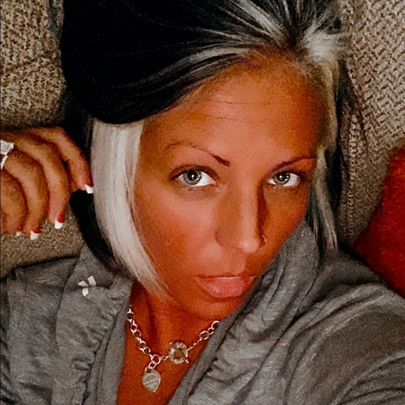 Meet your Posher, Jennifer - Picture 1 of 5